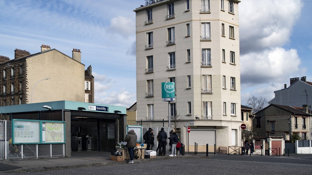 Menschen in einem Banlieu von Paris (Foto: IMAGO / Hans Lucas)