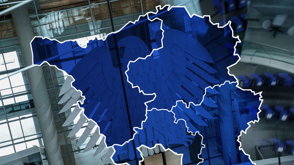 Karte der saarländischen Bundestagswahlkreise vor dem Bundesadler (Foto: IMAGO / Political-Moments)