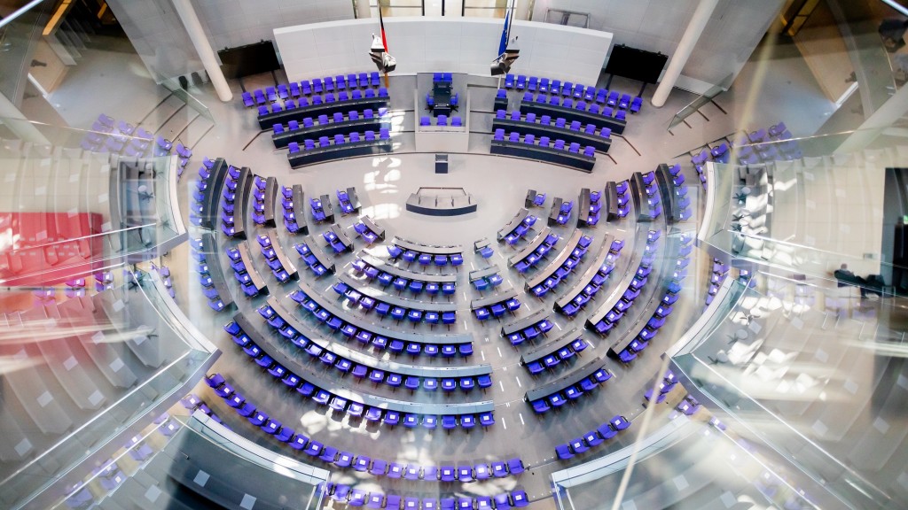 Der leere Plenarsaal des Bundestags aus der Vogelperspektive (Foto: picture alliance/dpa | Christoph Soeder)