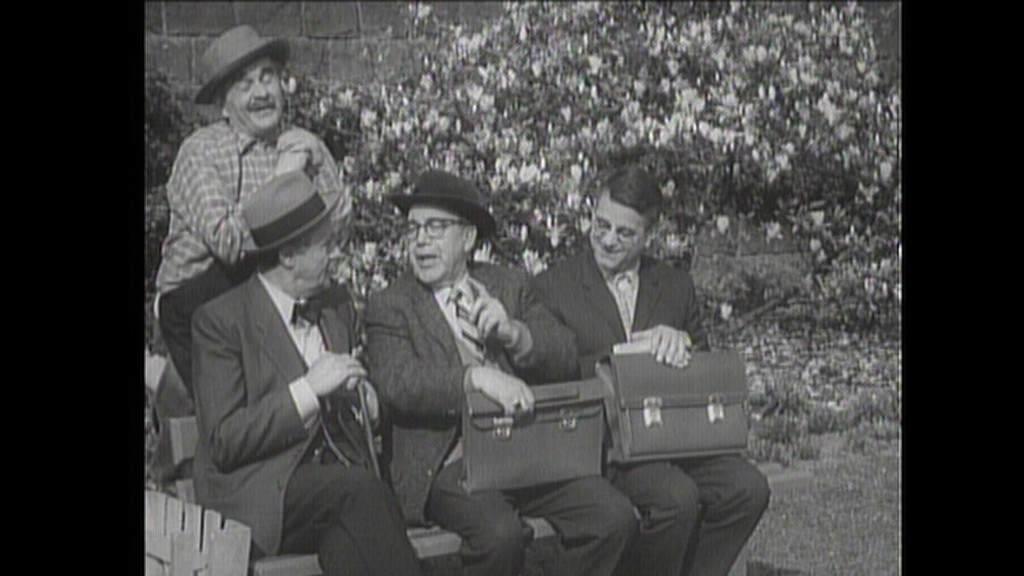 Foto: Fritz Weissenbach mit drei Männern auf einer Bank