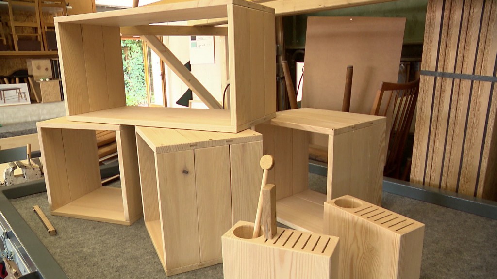 Foto: Möbel aus Borkenkäferholz
