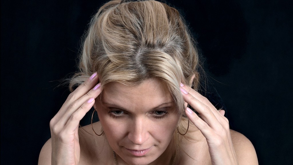 Eine Frau mit Migräne greift sich an den Kopf. (Foto: pixabay/JerzyGorecki)