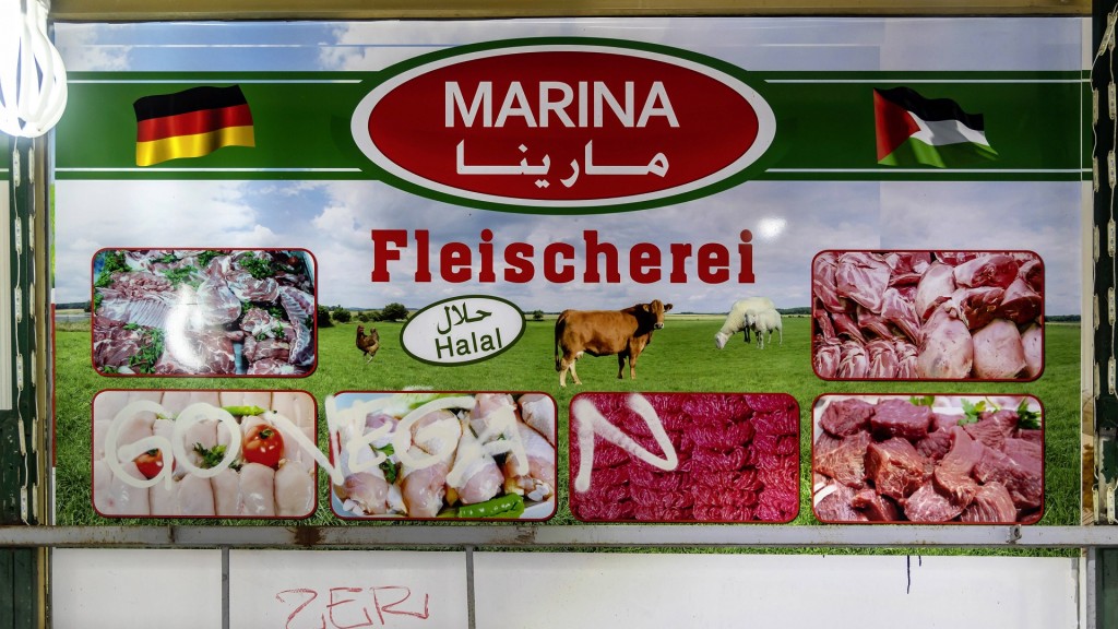 Werbung einer Halal-Fleischerei in Deutschland (Foto: Imago/Arnulf Hettrich)