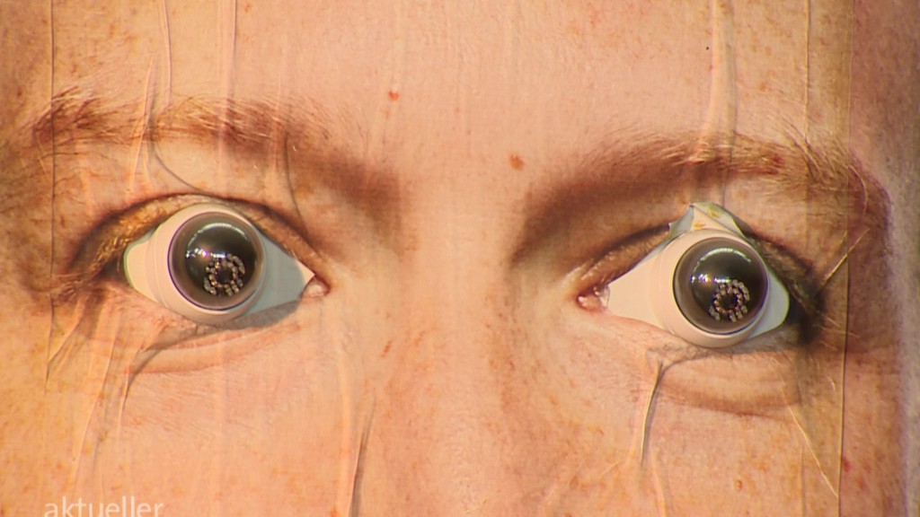 Die Augen von Marc Zuckerberg auf einem kritischen Plakat (Archivfoto: SR Fernsehen)