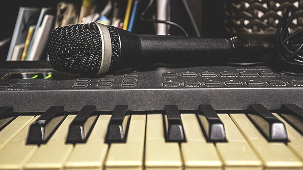 Symbolbild: Ein Mikrofon und eine Klaviertastatur (Foto: Pixabay)