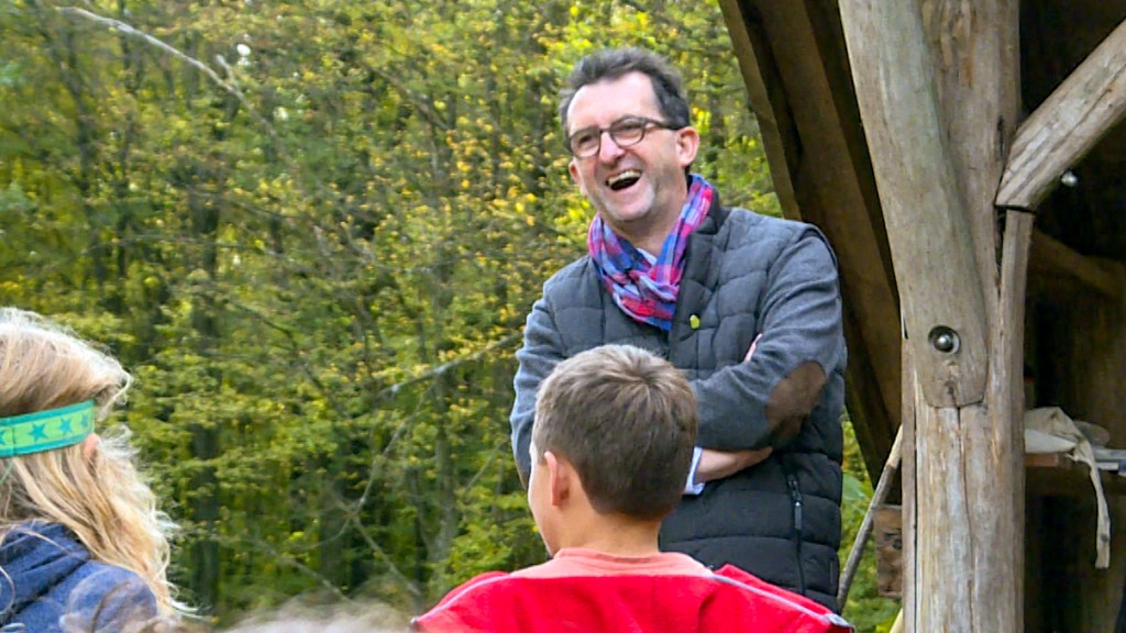 Umweltminister Reinhold Jost (SPD) zu Besuch in einem Waldcamp (Archivfoto: SR Fernsehen)