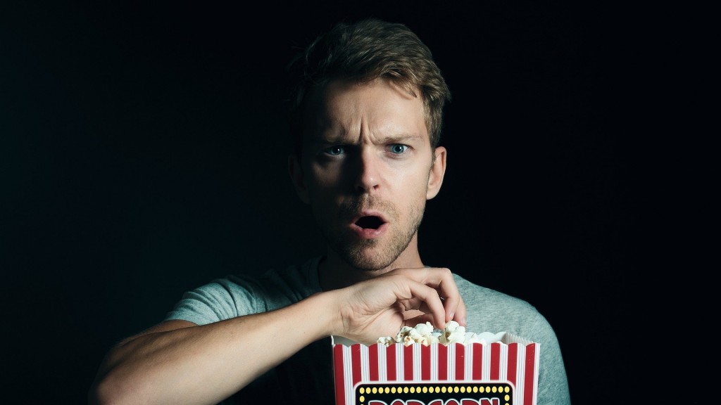 Symbolbild: Ein Mann isst Popcorn im Kino (Foto: Pixabay/Sammy-Williams)