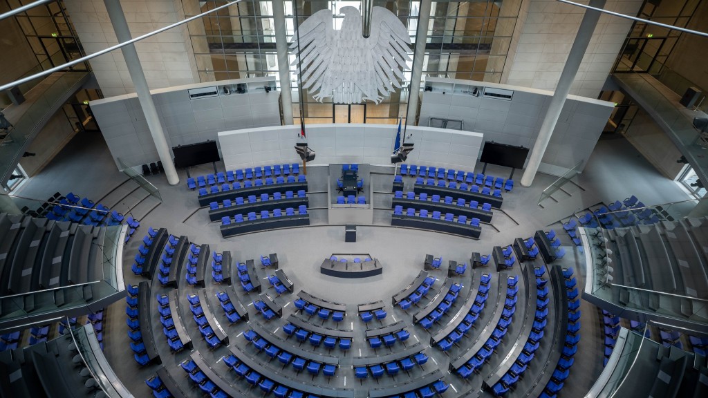 Der Plenarsaal des Deutschen Bundestags ist mit der neuen Sitzverteilung für die 20. Legislaturperiode vorbereitet (Foto: picture alliance/dpa | Michael Kappeler)