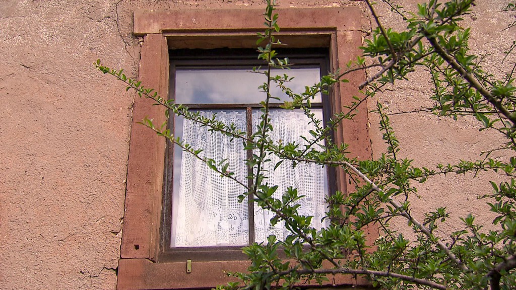 Foto: Ein Fenster des Ateliers von Ula Hoc in Leidingen