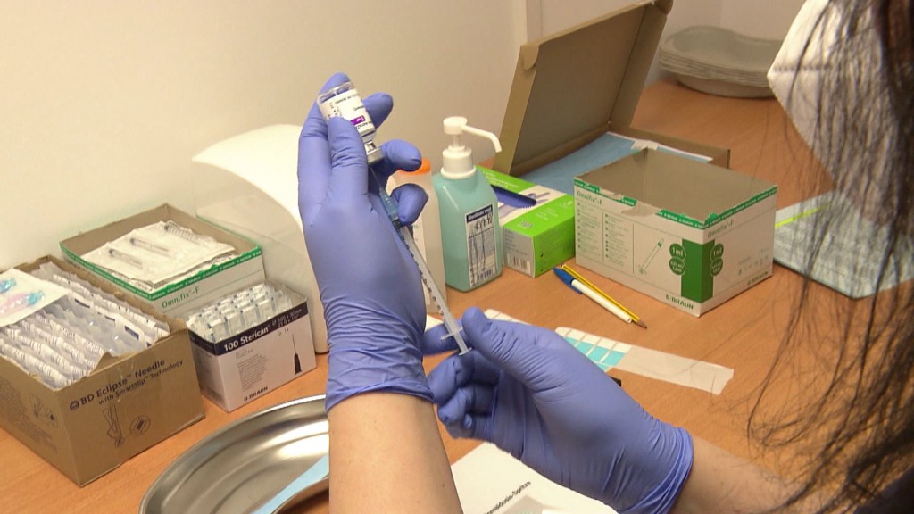 Foto: Aufziehen einer Spritze mit Covid-19-Impfstoff