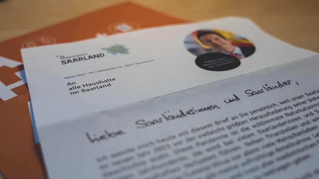 Hauswurfsendung von Ministerpräsident Tobias Hans an alle saarländischen Haushalte (Foto: SR/Felix Schneider)