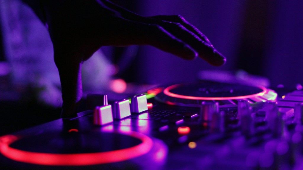Party-DJ an den Reglern (Foto: Pixabay/Pexels)