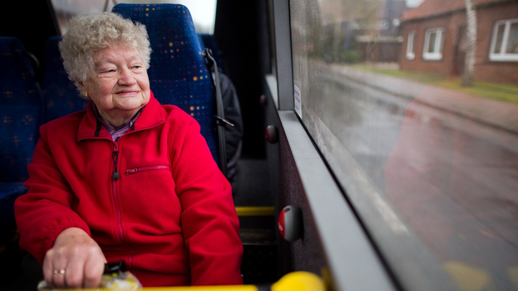Seniorin in einem Linienbus (Foto: dpa/Julian Stratenschulte)