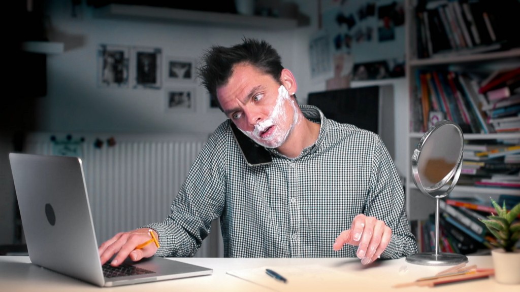 Symbolbild: ein Mann mit Rasierschaum im Gesicht vor dem Laptop (Foto: SR)