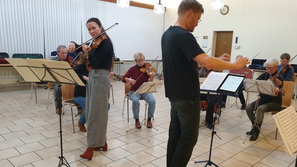 Die Geigerin Velislava Taneva bei der Probe mit dem Collegium Instrumentale Saarbrücken (Foto: Anne Dings)