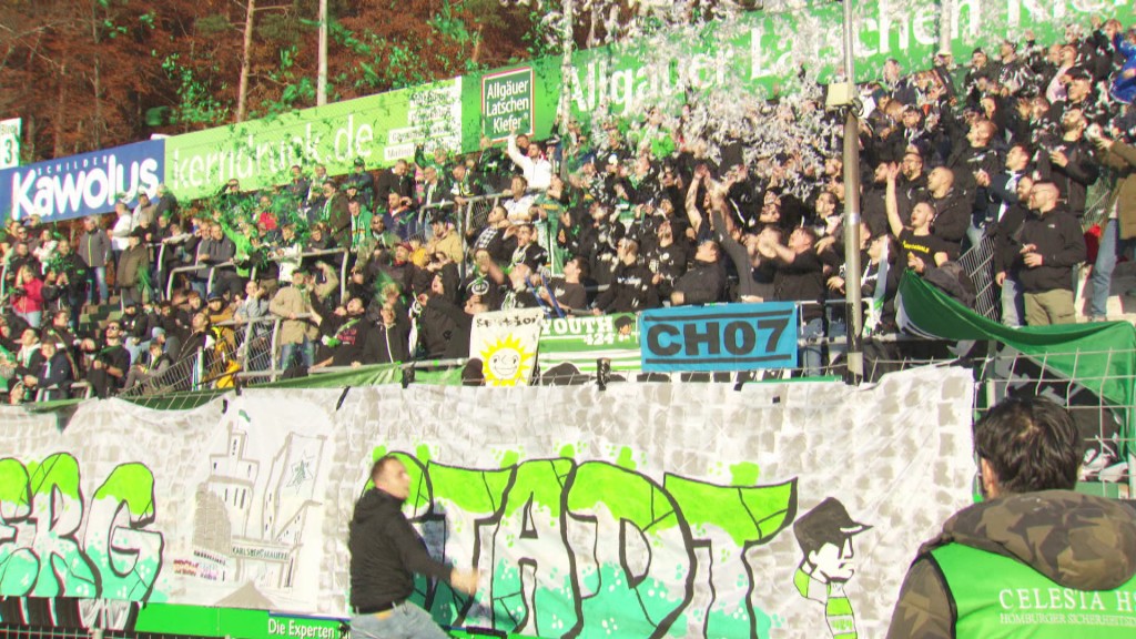 Foto: Fans auf der Tribüne im Waldstadion in Homburg