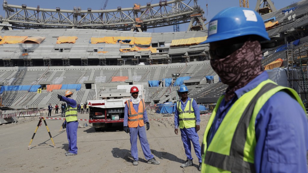 Bauarbeiter im Lusail-Stadion in Katar, einem der Stadien der WM 2022 (Foto: picture alliance/dpa/AP | Hassan Ammar)