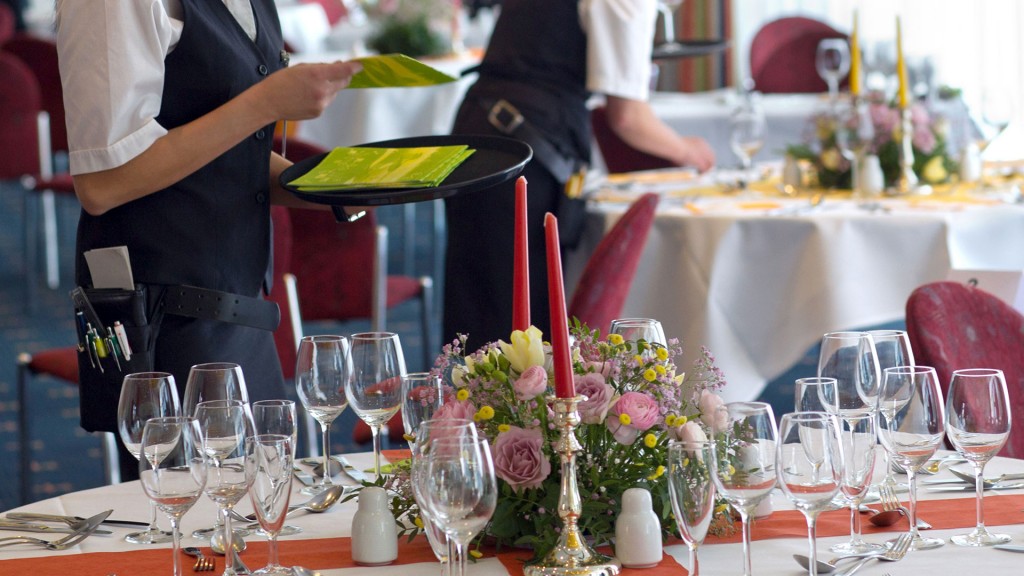 In einem Restaurant werden Tische eingedeckt (Foto: picture alliance / dpa | Jens Büttner)