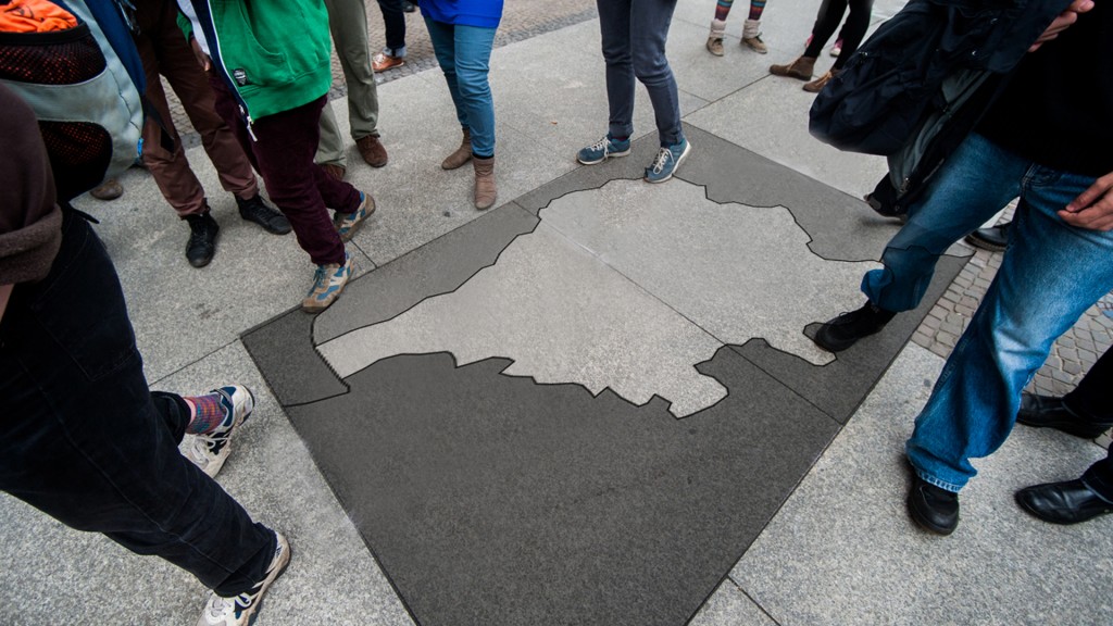 Menschen um eine Saarlandkarte auf dem Boden (Foto: SR)