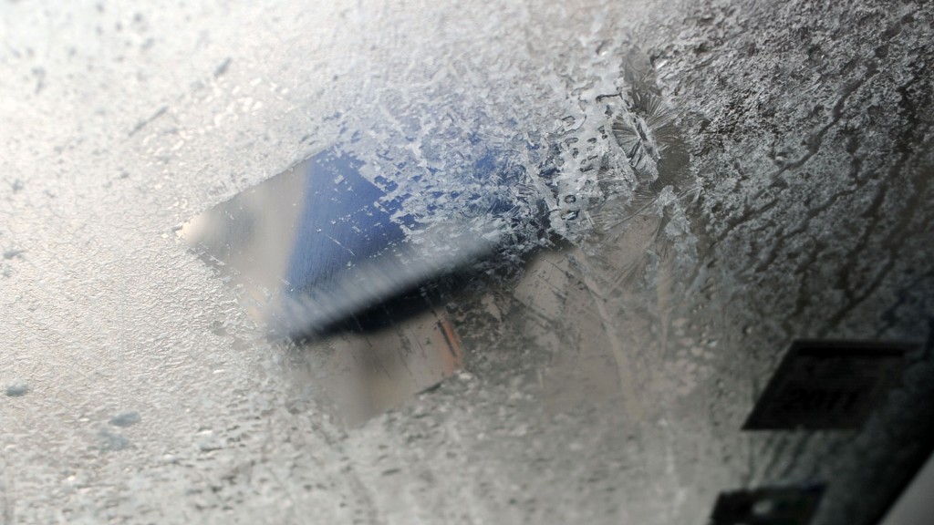 Eiskratzen auf der Autoscheibe (Foto: dpa)
