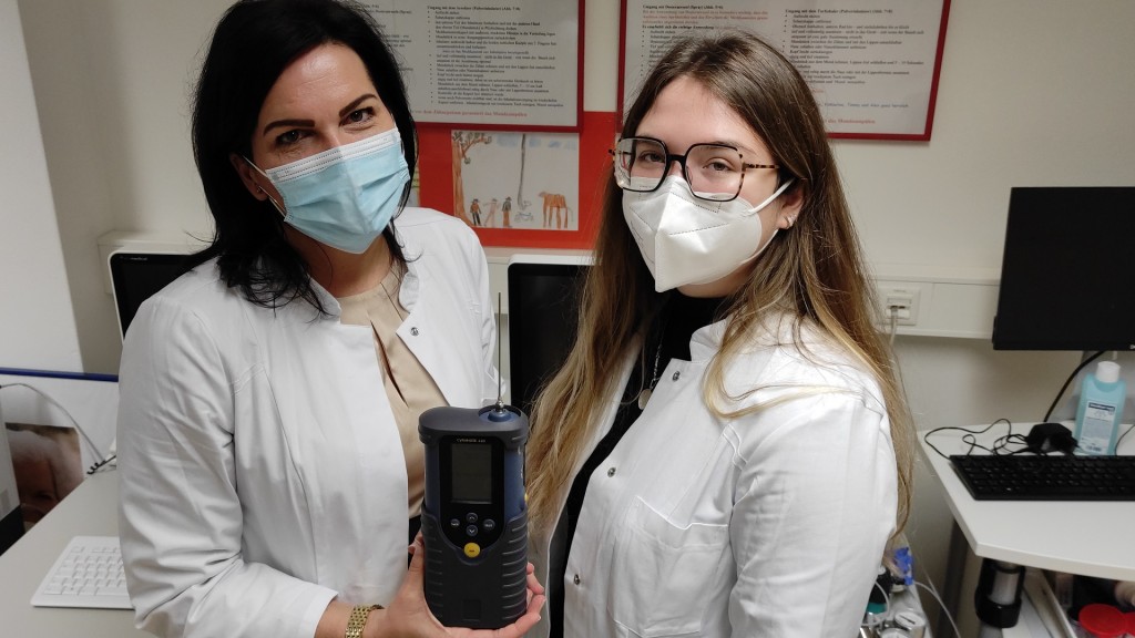 Die beiden Forscherinnen mit der elektronischen Nase (Foto: SR/Patrick Wiermer)