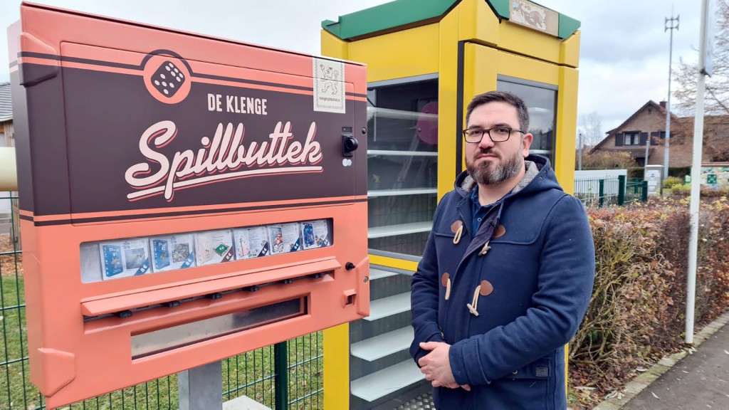 Foto: Luxemburger Jean-Claude Pellin neben einem Automaten