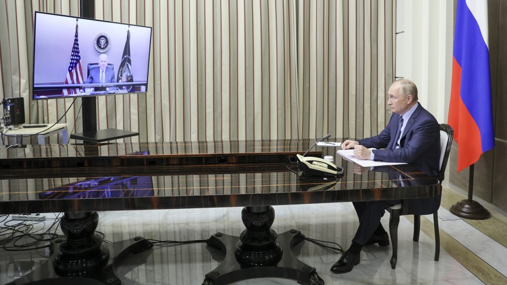 Wladimir Putin (r), Präsident von Russland, während einer Videokonferenz mit US-Präsident Joe Biden (Foto: picture alliance/dpa/Pool Tass | Mikhail Metzel)