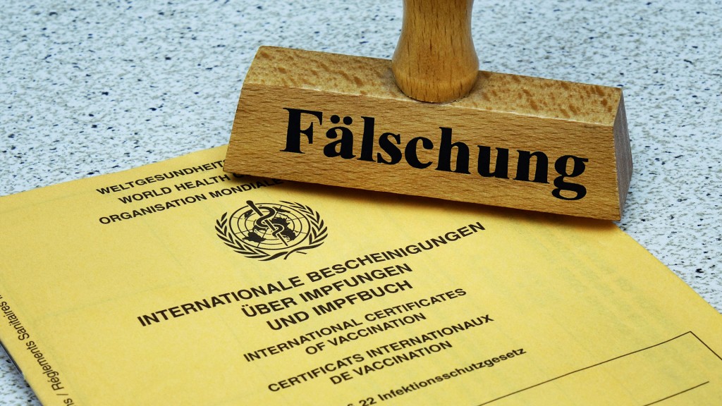 Foto: Impfausweis mit Stempel „Fälschung“ (Foto: IMAGO / Steinach)