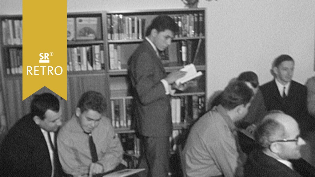 Foto: Drei Männer vor Bücherregal