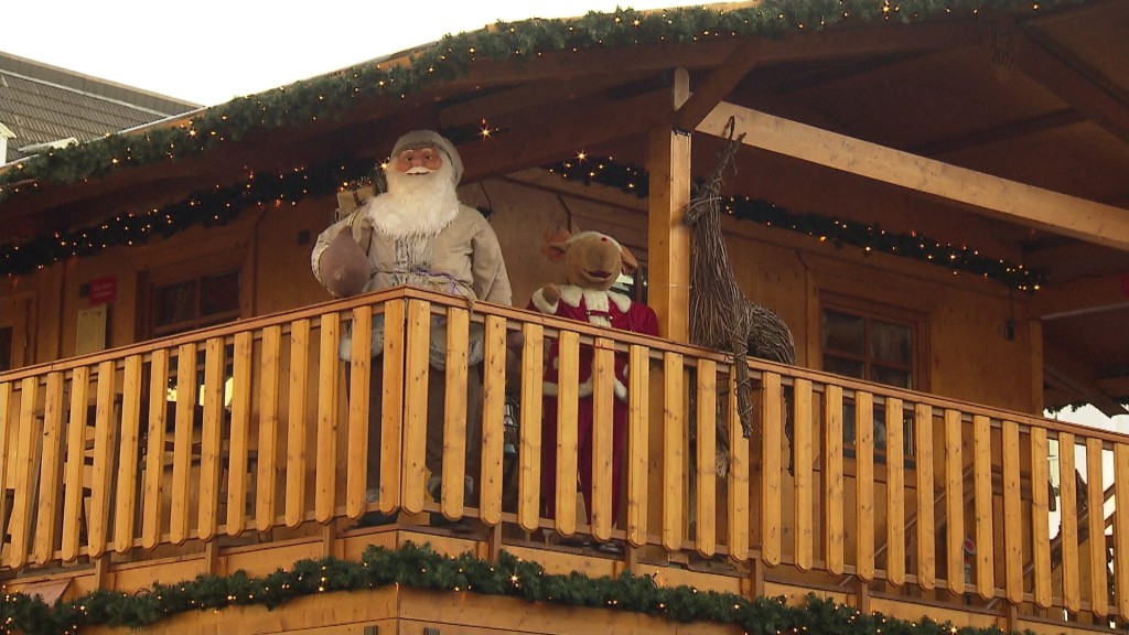 Foto: Weihnachtsmann und Elch auf dem Weihnachtsmarkt