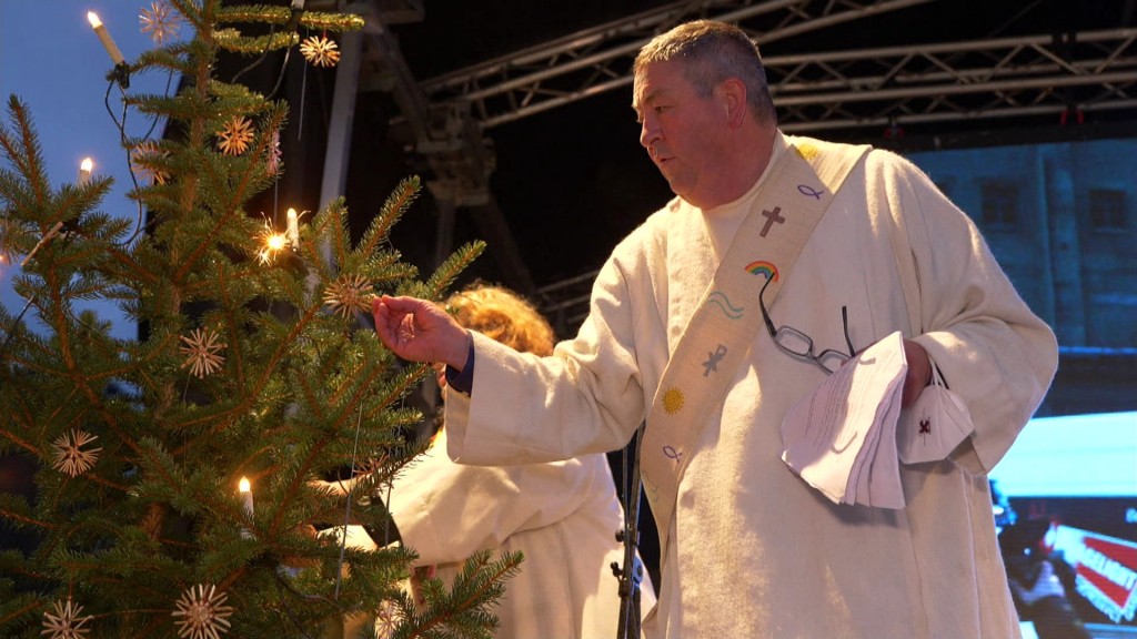 Foto: Ein Priester neben Tannenbaum