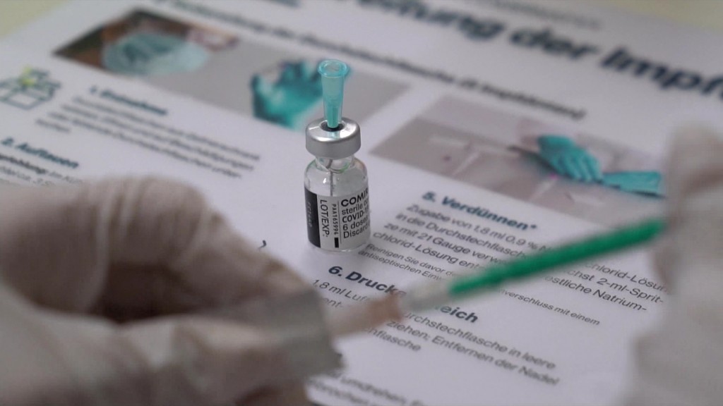 Foto: Coronaimpfstoff wird zur Impfung vorbereitet
