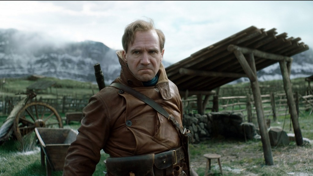 Ralph Fiennes als Oxford in einer Szene des Films «The King's Man: The Beginning» (Foto: picture alliance/dpa/2020 Twentieth Century Fox Film Corporation)