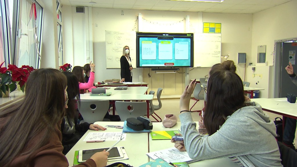 Foto: Schülerinnen und Schüler nehmen am Unterricht im Klassensaal teil