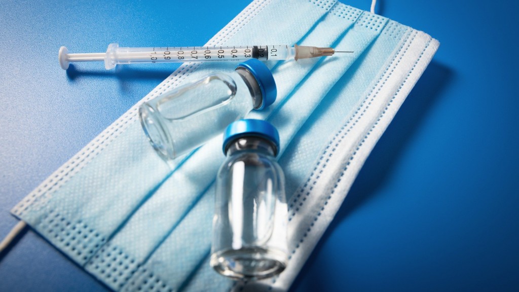 Foto: Spritze und Impfstoff liegen auf einer Maske (Foto: pixabay/ronstik)