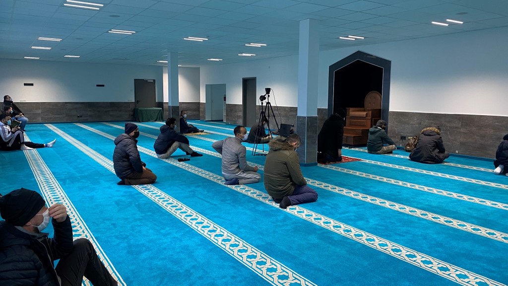 Betende in der neuen Moschee in Sulzbach (Foto:SR/Markus Person)