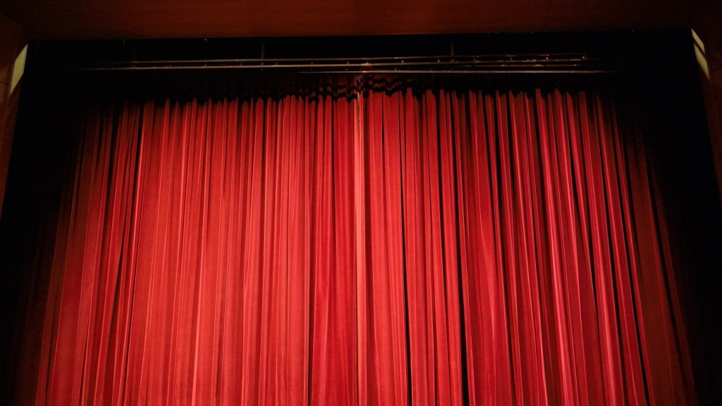Geschlossener Theatervorhang (Foto: dpa)