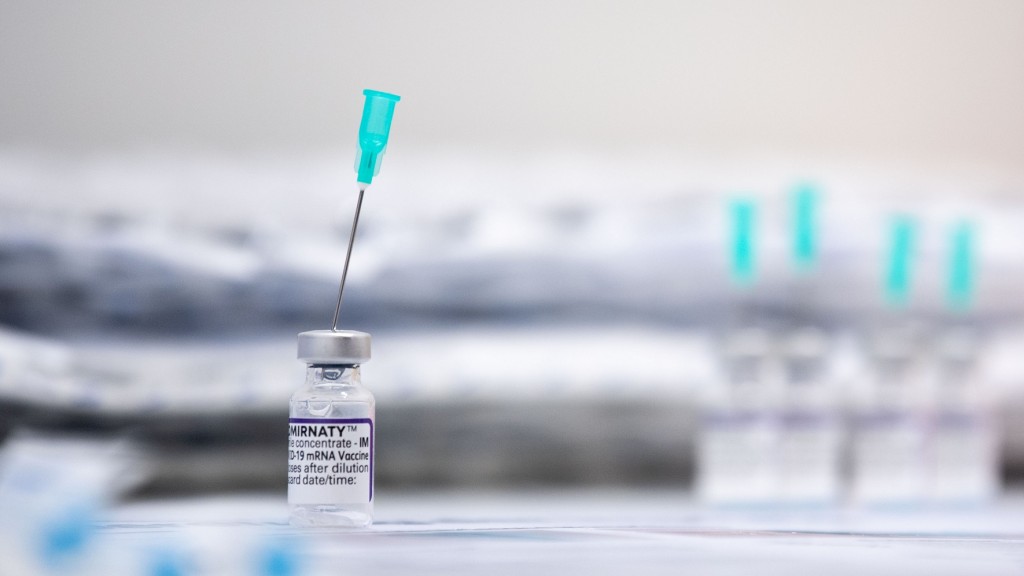 Eine Impfampulle mit Biontech-Impfstoff steht für die Vorbereitung zum Impfung bereit. (Foto: picture alliance/dpa | Lino Mirgeler)
