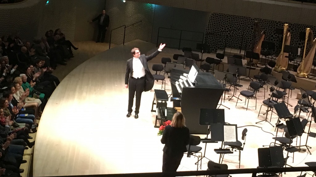 Der Organist Christian Schmitt bei einem Auftritt in der Elbphilharmonie Hamburg (Foto: Bettina Taheri-Zacher)