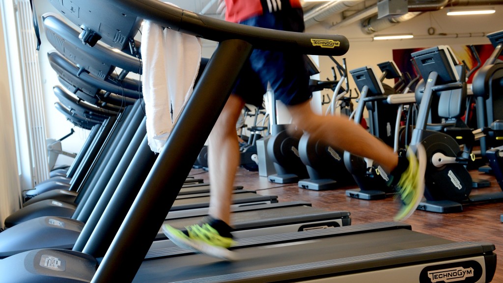 Ein junger Mann trainiert in einem Fitnessstudio. (Foto: picture alliance/dpa/dpa-Zentralbild | Britta Pedersen)