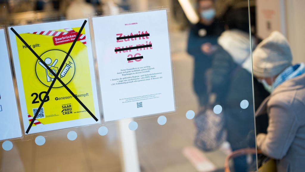 Durchgestrichene Hinweisschilder am Eingang eines Geschäftes in Saarbrücken. (Foto: picture alliance/dpa | Oliver Dietze)