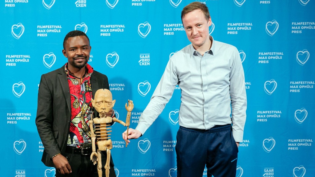 Yves Ndagano Badosany (Buch) mit der Puppe Leopold und Jan Christoph Gockel (Regie) (v.l.) (Foto: Oliver Dietze)