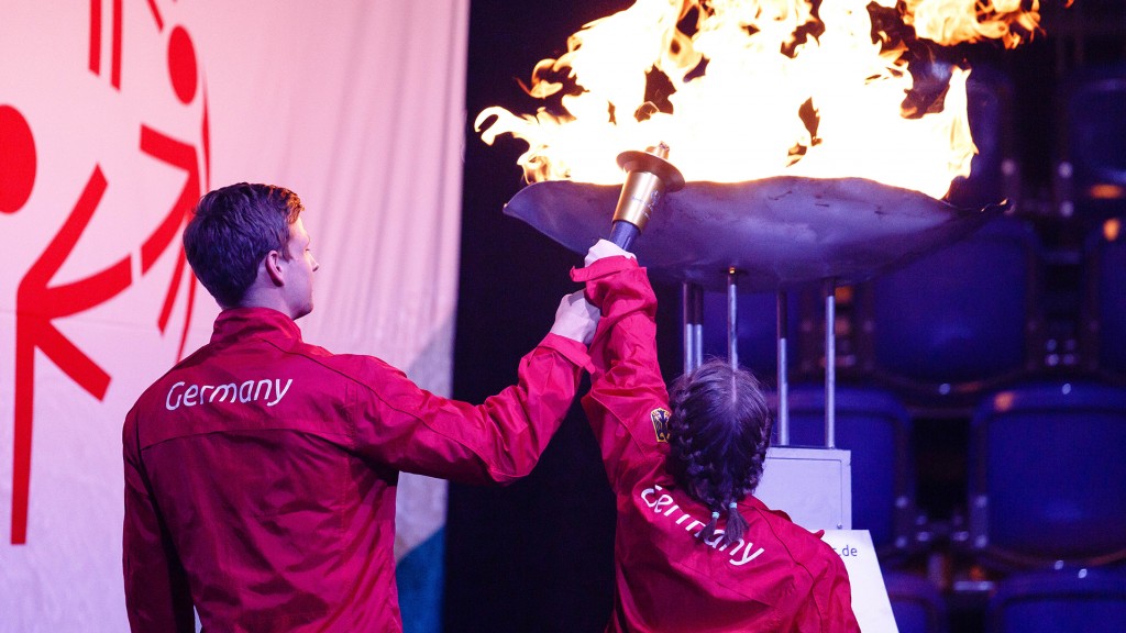 Foto: Der Kieler Handball-Nationalspieler Rune Dahmke (l) und Athletin Michaela Harder entzündeten das Feuer während der Eröffnungsveranstaltung der Nationalen Special Olympics (Foto: picture alliance/dpa/Frank Molter)