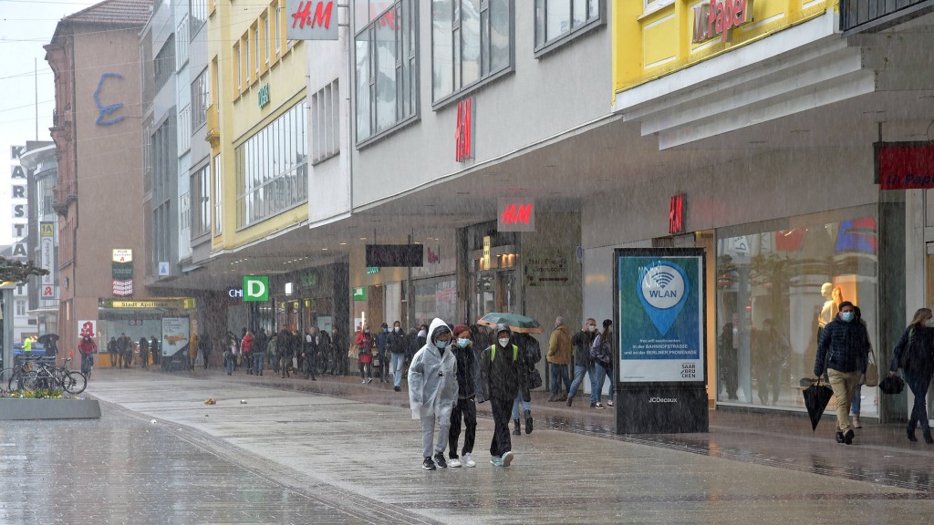 Foto: Die Saarbrücker Bahnhofstraße im Regen (Foto: IMAGO/BeckerBredel)