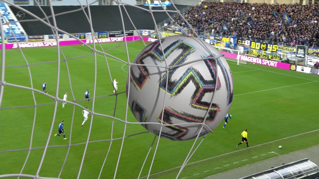 Foto: Ein Fußball fliegt in ein Tornetz