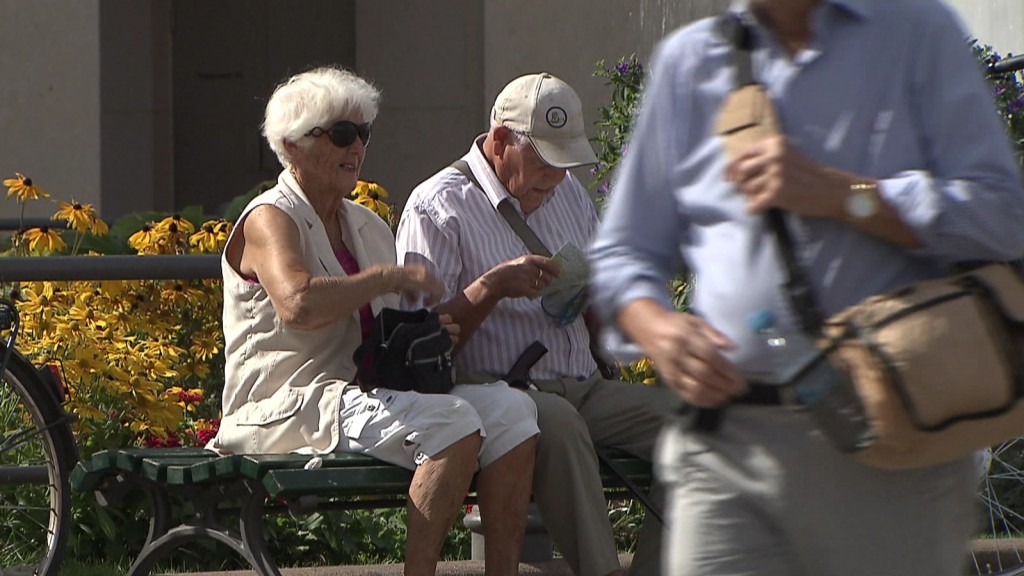 Senioren in einer Fußgängerzone (Archivfoto: SR Fernsehen)