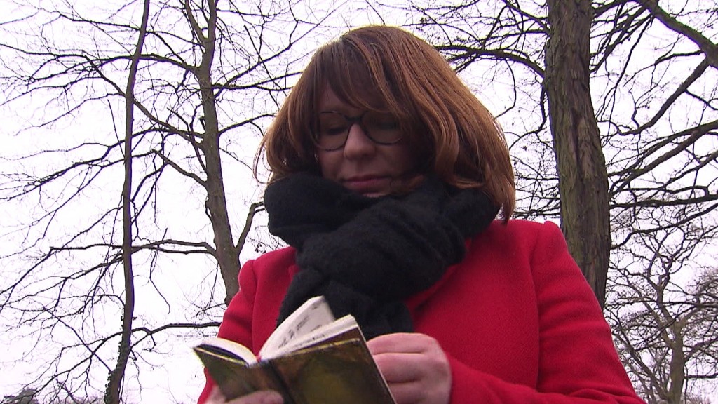 Mélanie Barth aus Creutzwald blättert in ihrem Notizbuch