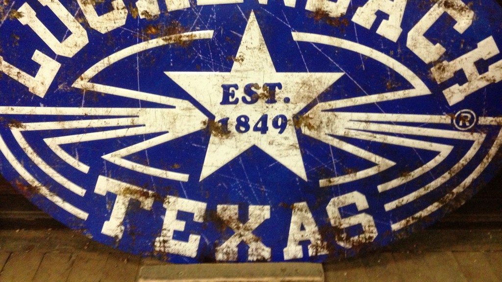 Ein Schild des Ortes Luckenbach in Texas (Foto: picture alliance / dpa | Christina Horsten)