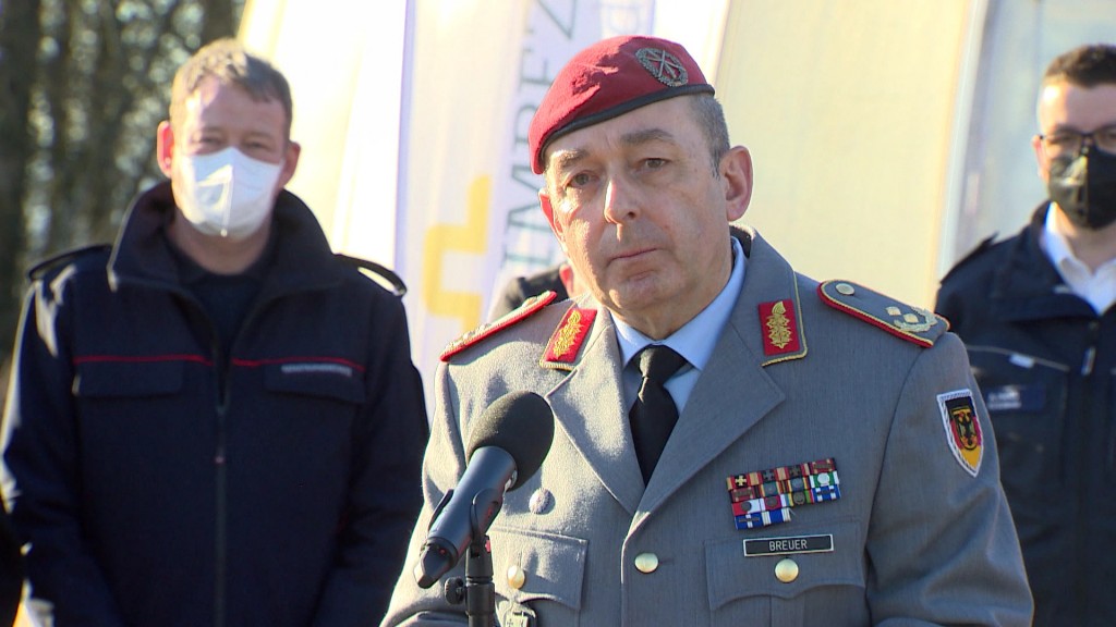 Foto: Generalmajor Breuer vor einem Mikrofon