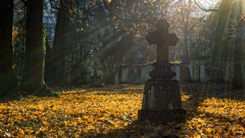 Symbolbild: ein steinernes Grabkreuz auf einem Friedhof (Foto: pixabay/pexels)